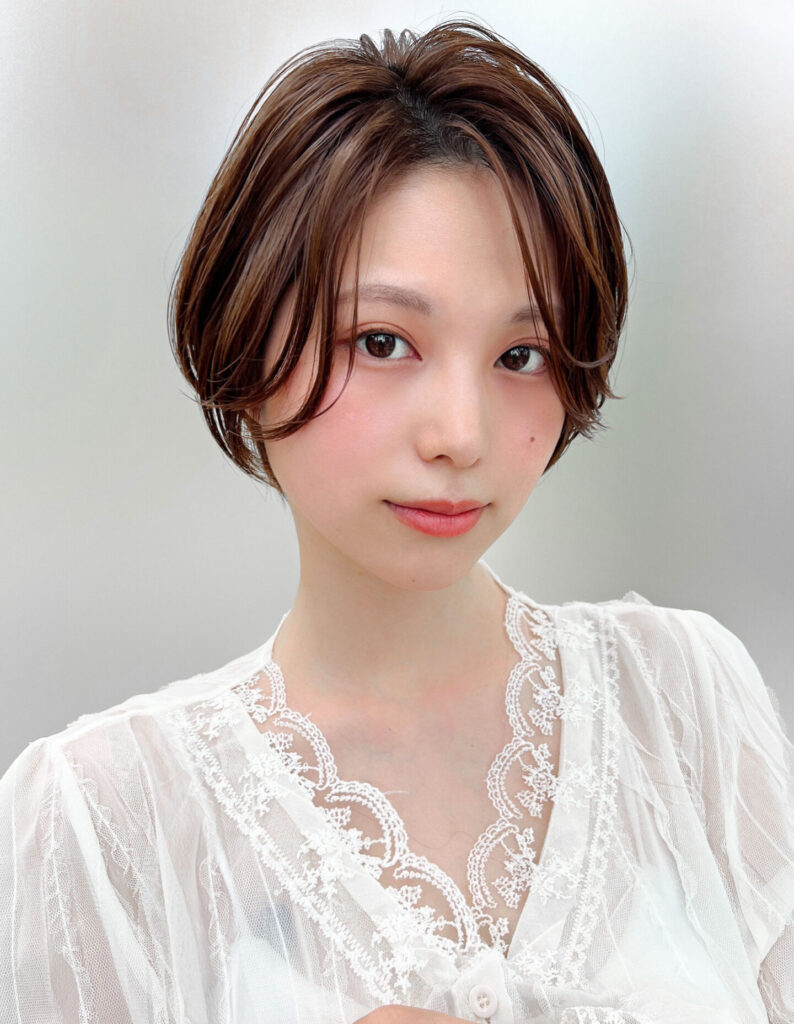 柔らかさと女性らしさを引き出すナチュラルショートボブ