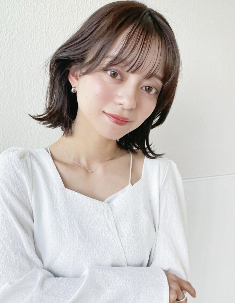 ミディアムレイヤーひし形シルエット髪質改善カラー顔周りレイヤー