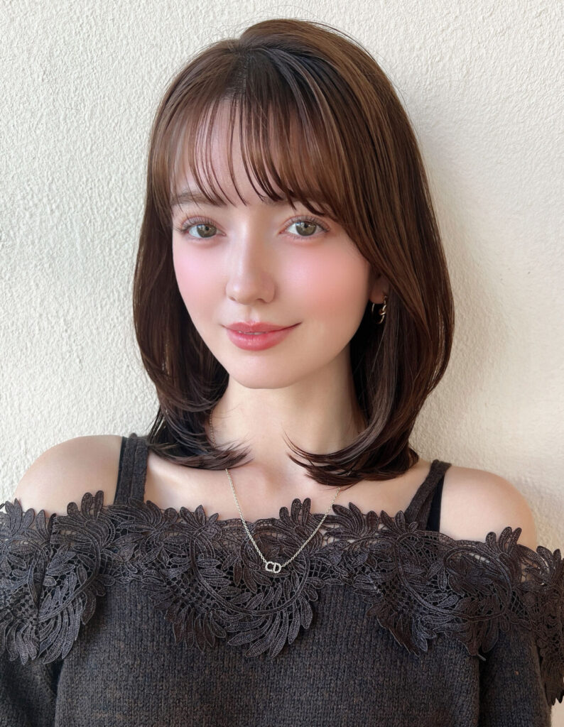 ひし形シルエットミディアムレイヤー顔まわりレイヤー前髪あり透明感カラー