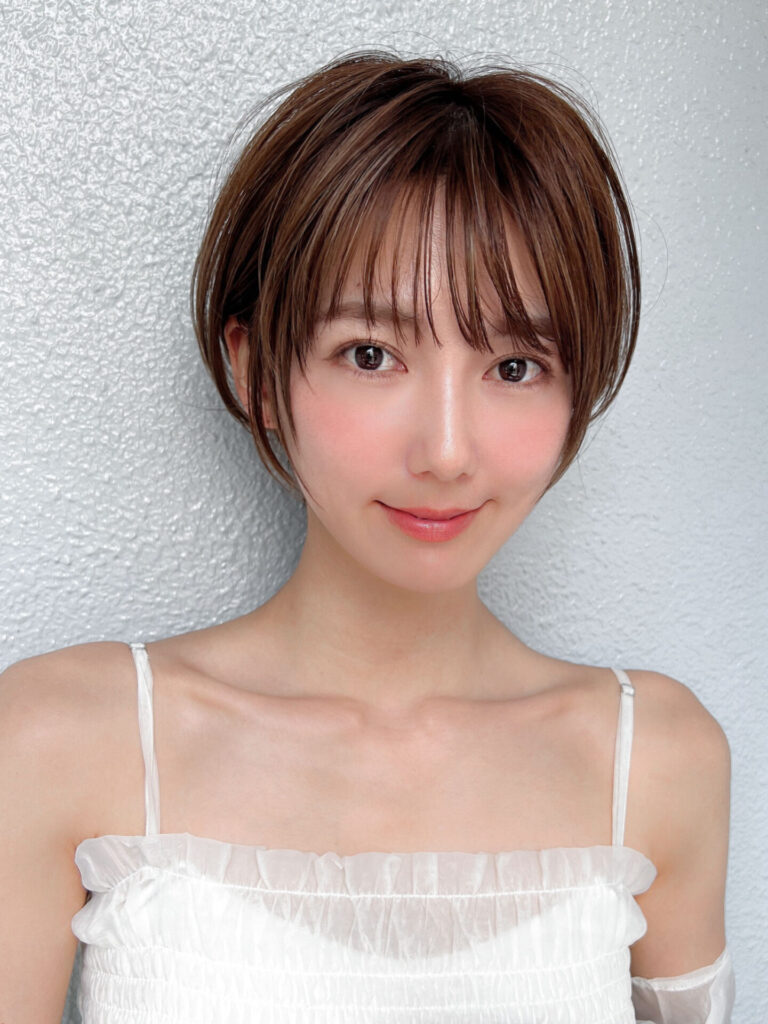 女性らしい丸みと軽やかさが魅力のナチュラルショート