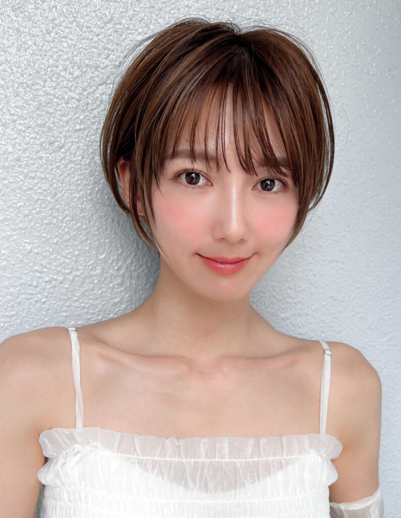 女性らしい丸みと軽やかさが魅力のナチュラルショート