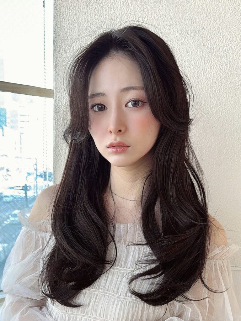 巻き髪ハイレイヤー透明感ブラウンカラー前髪ストレート30代