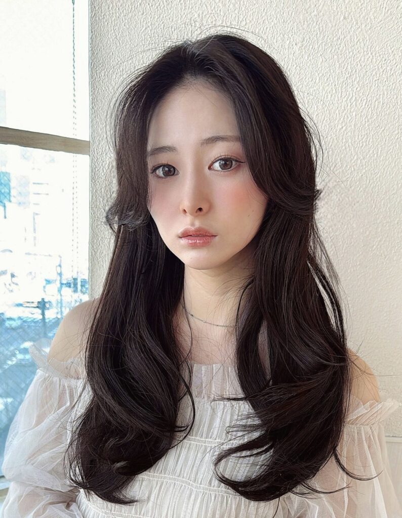 巻き髪ハイレイヤー透明感ブラウンカラー前髪ストレート30代