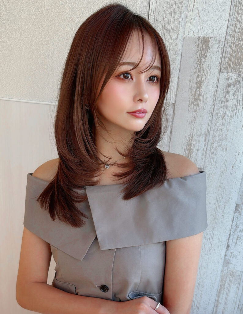 ミディアムレイヤー顔まわりレイヤー透明感カラーひし形シルエット
