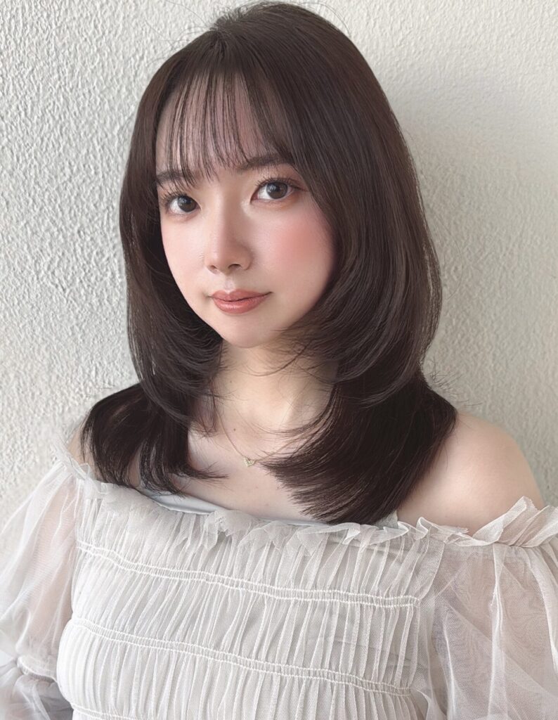 ミディアムレイヤー顔まわりレイヤー前髪あり20代30代40代