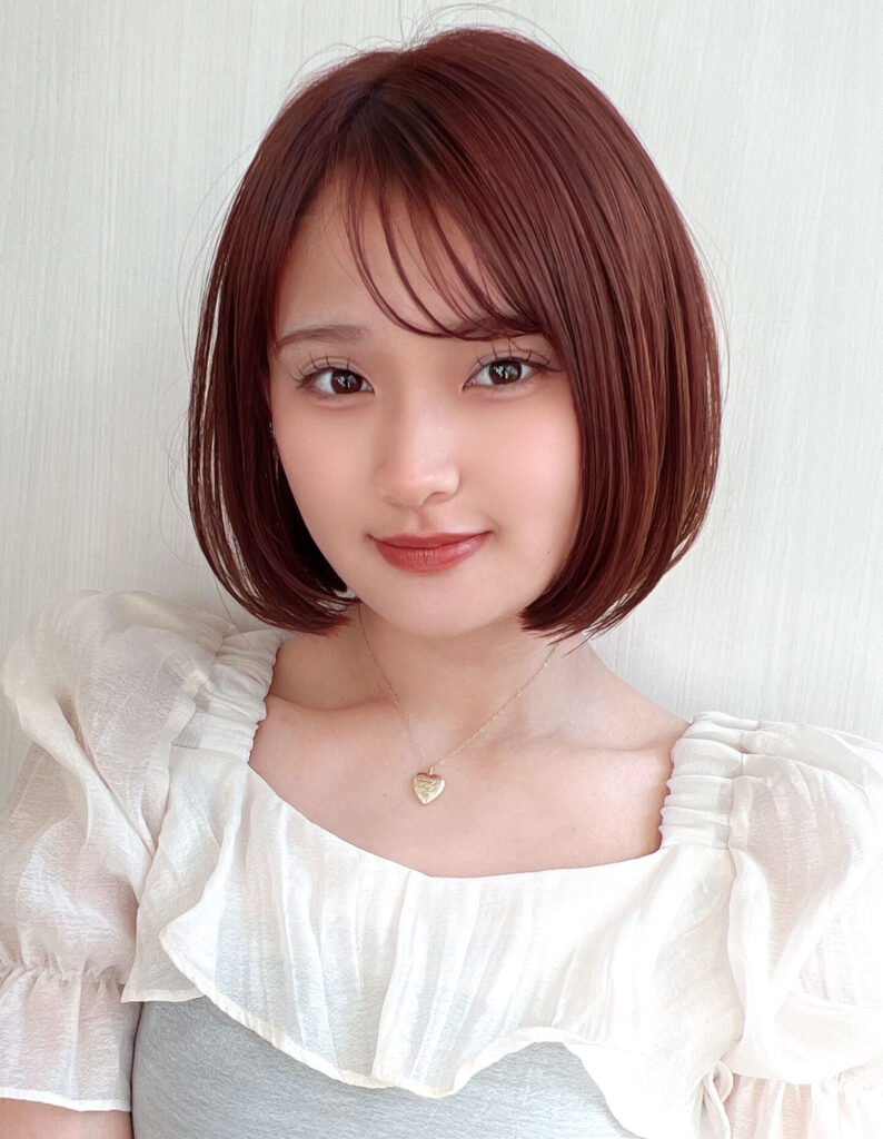 丸みシルエットで小顔見え◎赤みブラウンの上品ショートボブ