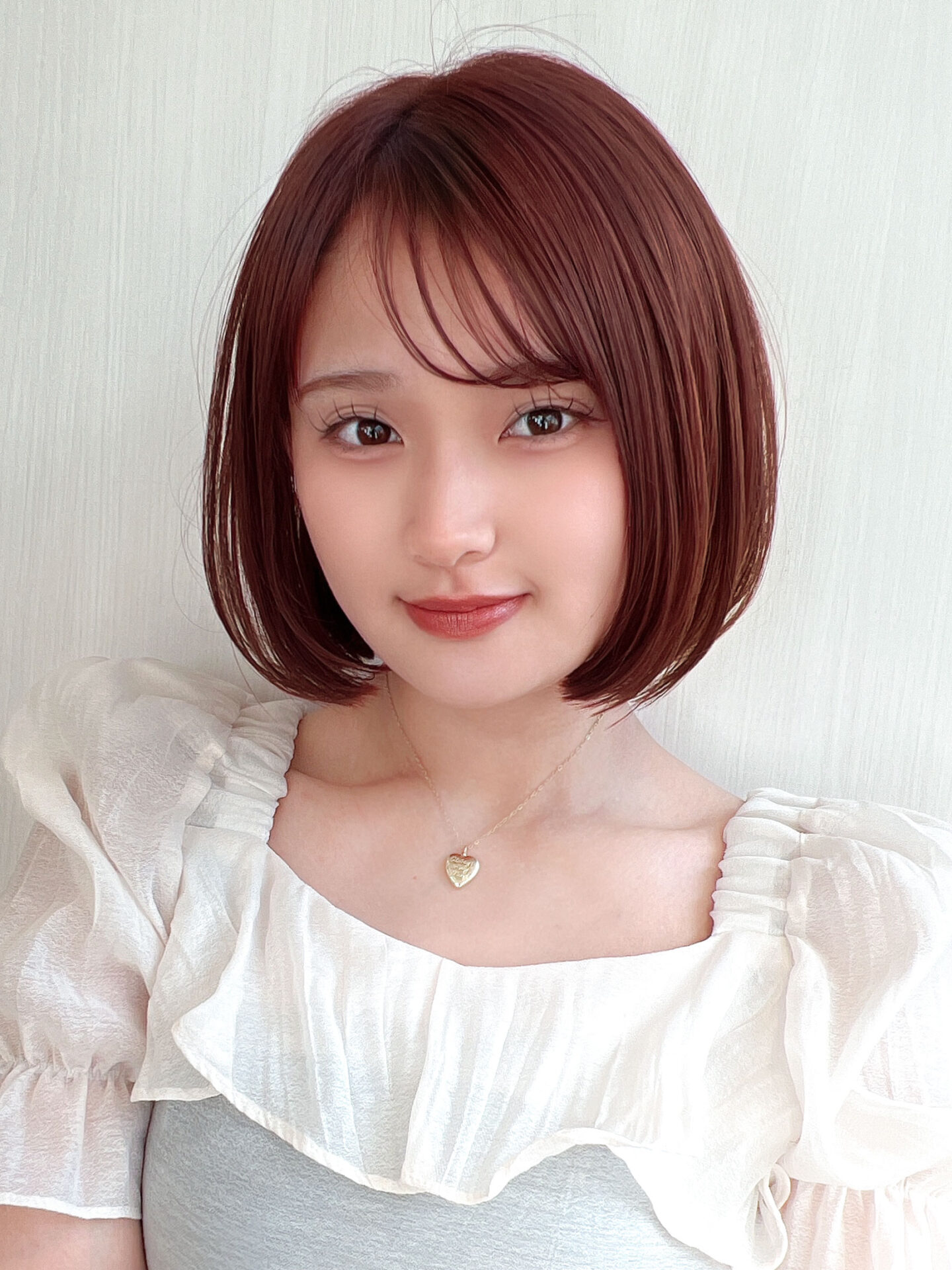 丸みシルエットで小顔見え◎赤みブラウンの上品ショートボブ